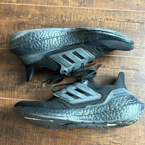 ADIDAS ORIGINALS // Ultraboost 22 Sneakers // US 8 (EU 40) - Picture 6 of 12